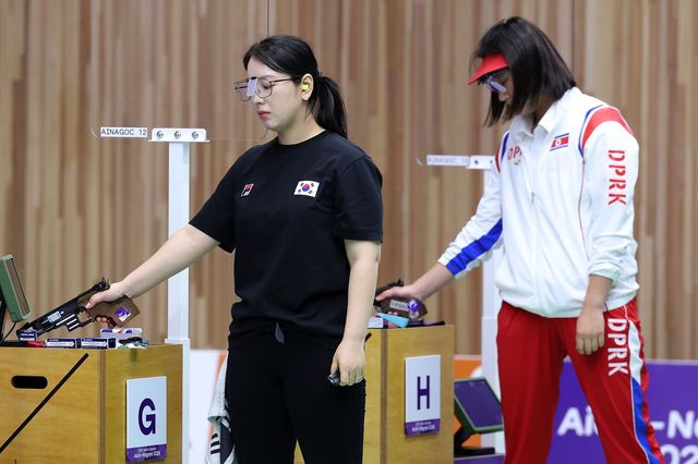 한국 사격 여자 25m 권총 대표팀 봉서린(왼쪽)이 28일 아이치현 종합사격장서 열린 2026아이치·나고야아시안게임 개인전 결선서 북한 김현숙과 대결하고 있다. 도요타｜뉴시스