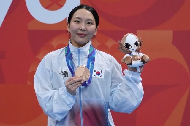여자 다이빙 국가대표 김수지가 28일 도쿄 아쿠아틱스센터서 열린 아시안게임 여자 1m 스프링보드서 동메달을 따낸 뒤 환하게 웃고 있다. 도쿄｜AP뉴시스