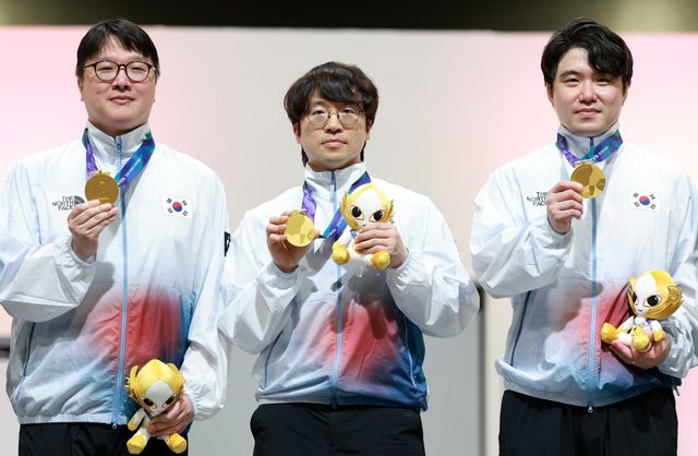이광노, 연제길, 배재민(왼쪽부터)으로 구성된 한국 e스포츠 대전격투 대표팀이 26일 일본을 꺾고 이번 대회 종목 첫 금메달을 따냈다. 도코나메｜뉴시스