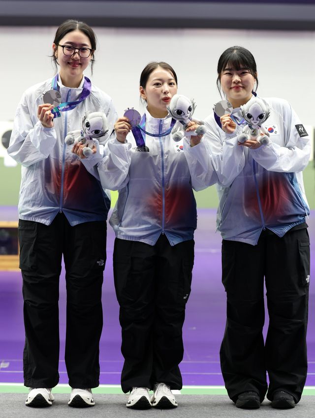 한국 사격 여자 25m 권총 대표팀 양지인, 봉서린, 오예진(왼쪽부터)이 28일 아이치현 종합사격장서 열린 2026아이치·나고야아시안게임 단체전서 은메달을 차지한 뒤 기뻐하고 있다. 도요타｜뉴시스