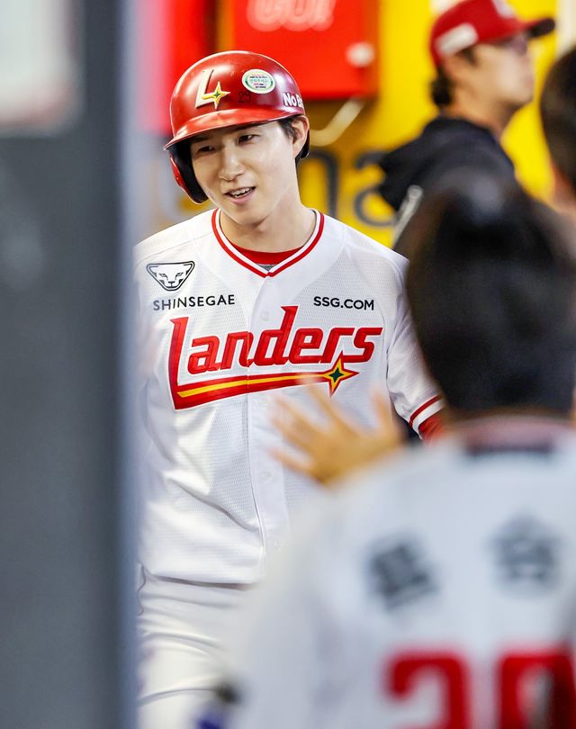 SSG 박성한이 29일 인천 LG전서 1회말 득점한 뒤 동료와 세리머니를 하고 있다. 사진제공｜SSG 랜더스
