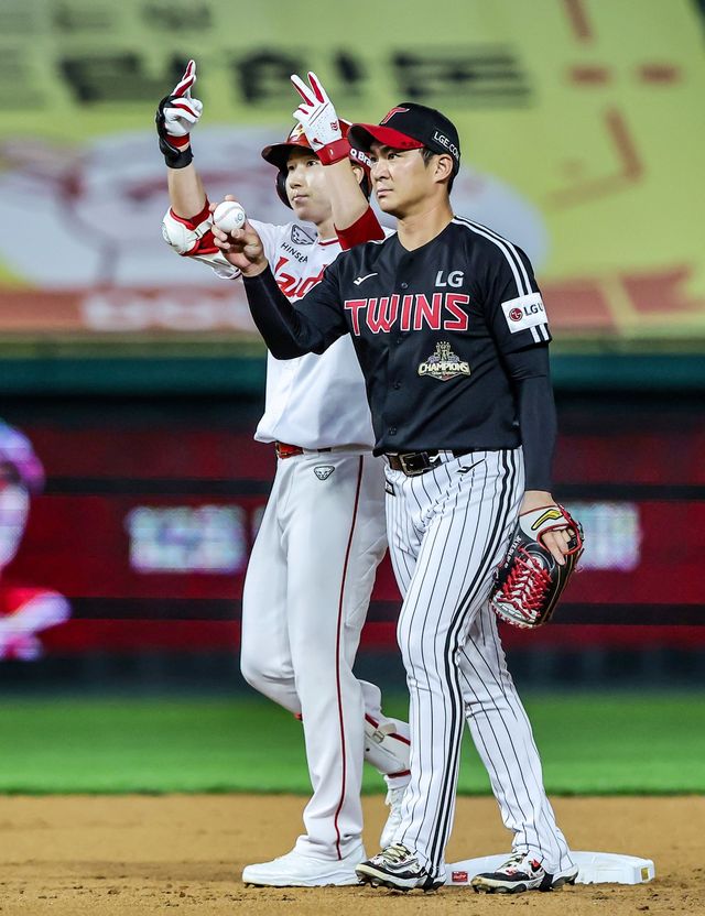 SSG 박성한(왼쪽)이 29일 인천 LG전서 1회말 2루타를 친 뒤 세리머니를 하고 있다. 사진제공｜SSG 랜더스