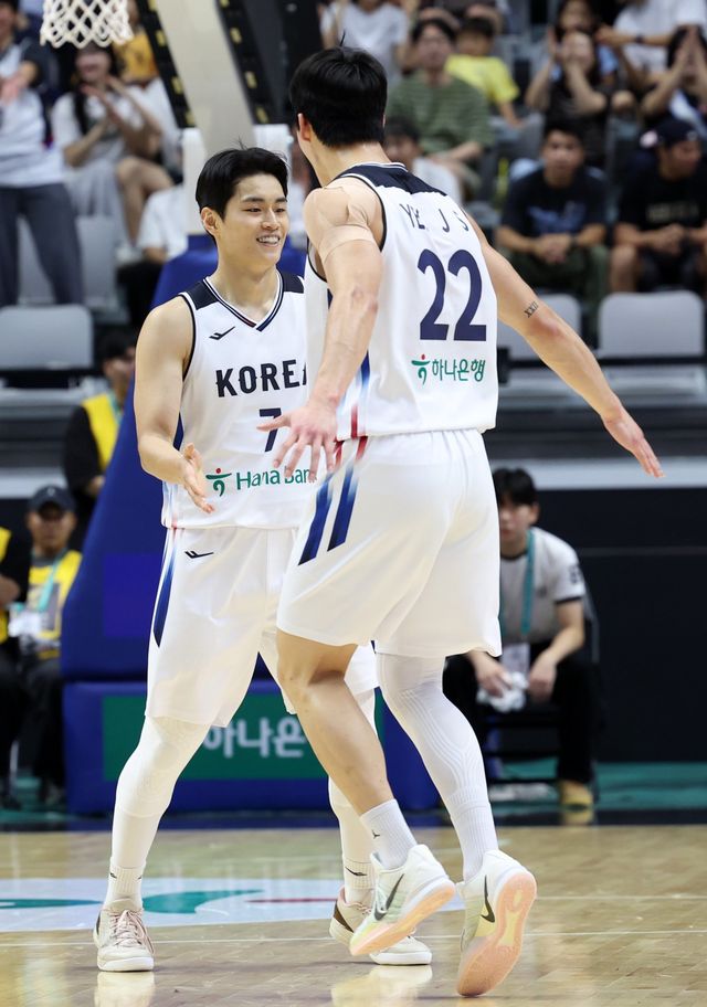 한국 남자농구대표팀 유기상(왼쪽)이 6일 수원KT소닉붐아레나서 필리핀과 평가전 도중 3점슛을 넣은뒤 여준석과 하이파이브를 하고 있다. 수원｜뉴시스