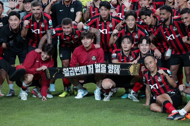 서울 선수들이 5일 인천과의 홈경기를 승리하며 선두 독주를 굳게 지킨 뒤 파이팅을 외치며 우승 의지를 염원하고 있다. 사진제공｜한국프로축구연맹