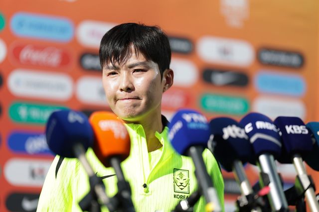 지소연이 7일 충남 천안 코리아풋볼파크서 진행된 훈련에 앞서 취재진의 질문에 답하고 있다. 사진제공｜대한축구협회