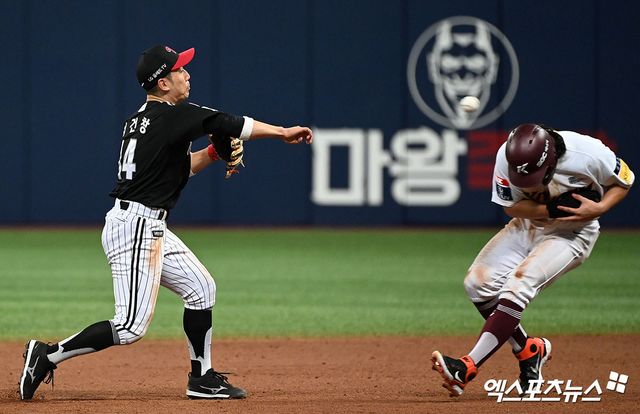 내야수 서건창이 15일 KIA와 총액 1억 2000만원에 계약을 맺었다. 서건창의 LG 시절 모습. 사진=엑스포츠뉴스 DB