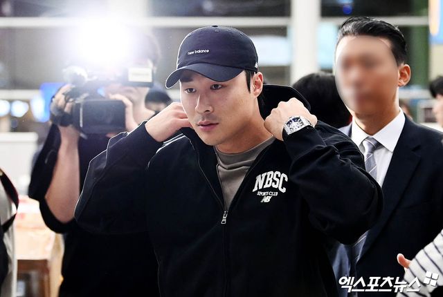 미국프로야구 메이저리그(MLB) 샌디에이고 파드리스 김하성이 시즌을 마치고 11일 오후 인천국제공항을 통해 귀국했다. 김하성이 입국장을 나서고 있다. 엑스포츠뉴스 DB.