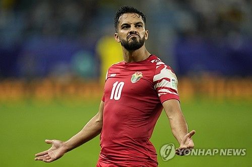 국제축구연맹(FIFA) 랭킹 87위 요르단이 16일 카타르 알 와크라 알 자누브 스타디움에서 열린 말레이시아(130위)와의 2023 아시아축구연맹(AFC) 아시안컵 조별리그 E조 1차전서 4-0 대승을 거뒀다. 프랑스 몽펠리에에서 뛰고 있는 무사 알 타마리가 골을 넣은 뒤 세리머니하고 있다. 도하(카타르) | 연합뉴스