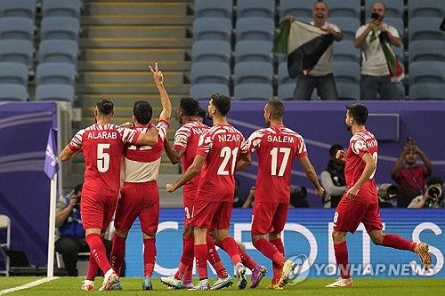 국제축구연맹(FIFA) 랭킹 87위 요르단이 16일 카타르 알 와크라 알 자누브 스타디움에서 열린 말레이시아(130위)와의 2023 아시아축구연맹(AFC) 아시안컵 조별리그 E조 1차전서 4-0 대승을 거뒀다. 요르단 선수들이 경기 직후 세리머니하고 있다. 도하(카타르) | 연합뉴스