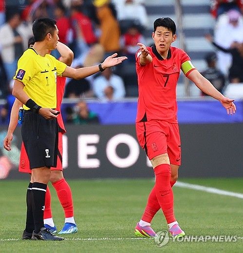 15일(한국시간) 카타르 도하에 위치한 자심 빈 하마드 스타디움에서 열린 바레인과의 '2023 아시아축구연맹(AFC) 아시안컵' 조별리그 E조 1차전서 손흥민(토트넘홋스퍼)이 페널티 박스 안에서 수비수와 충돌 없이 넘어져 주심이 의도적인 시뮬레이션 액션으로 판단해 옐로카드를 꺼내들자 항의하고 있다. 도하(카타르) ｜연합뉴스