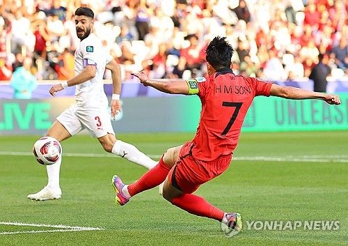 15일(한국시간) 카타르 도하에 위치한 자심 빈 하마드 스타디움에서 열린 바레인과의 '2023 아시아축구연맹(AFC) 아시안컵' 조별리그 E조 1차전서 손흥민(토트넘홋스퍼)이 이강인(파리생제르맹)의 침투 패스를 받아 슈팅을 때렸으나 득점으로 인정되지 않았다. 도하(카타르) ｜연합뉴스