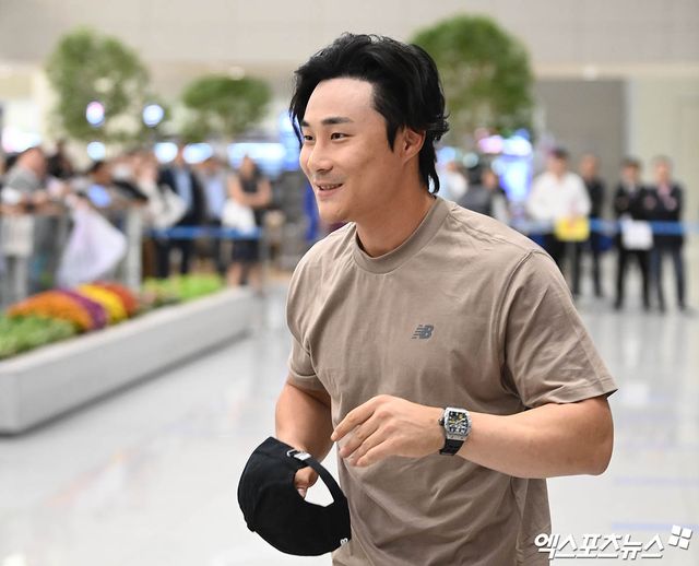 미국프로야구 메이저리그(MLB) 샌디에이고 파드리스 김하성이 시즌을 마치고 11일 오후 인천국제공항을 통해 귀국했다. 김하성이 입국장을 나서고 있다. 엑스포츠뉴스 DB.