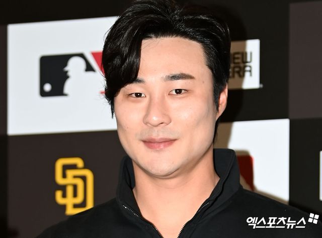 18일 오후 경기도 부천시 현대백화점 유플렉스 중동점에서 메이저리거 김하성과 최지만의 팬사인회가 열렸다. 이날 팬사인회에 참석한 샌디에이고 김하성이 포즈를 취하고 있다. 엑스포츠뉴스 DB.