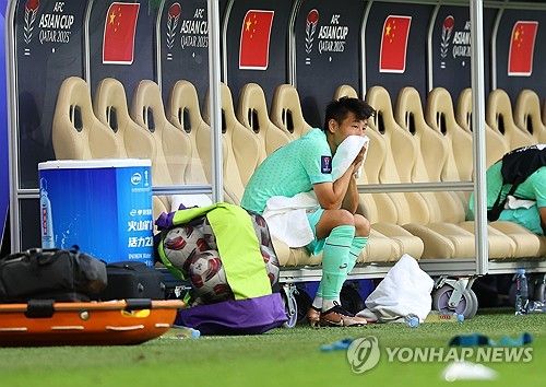 레바논 수비수 칼릴 카미스가 17일 열린 중국과의 2023 AFC 아시안컵 조별리그 2차전에서 중국 미드필더 다이와이준과 경합 도중 스터드로 얼굴을 쳤다. 영국 언론들도 해당 장면을 주목하며 고형진 주심의 판정에 의문을 표하는 팬들의 반응을 공개했다. 연합뉴스