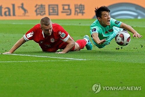 레바논 수비수 칼릴 카미스가 17일 열린 중국과의 2023 AFC 아시안컵 조별리그 2차전에서 중국 미드필더 다이와이준과 경합 도중 스터드로 얼굴을 쳤다. 영국 언론들도 해당 장면을 주목하며 고형진 주심의 판정에 의문을 표하는 팬들의 반응을 공개했다. 연합뉴스