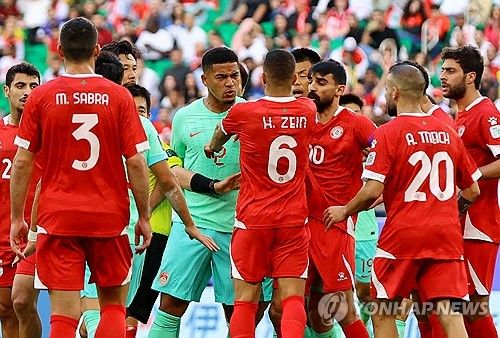 레바논 수비수 칼릴 카미스가 17일 열린 중국과의 2023 AFC 아시안컵 조별리그 2차전에서 중국 미드필더 다이와이준과 경합 도중 스터드로 얼굴을 쳤다. 영국 언론들도 해당 장면을 주목하며 고형진 주심의 판정에 의문을 표하는 팬들의 반응을 공개했다. 연합뉴스