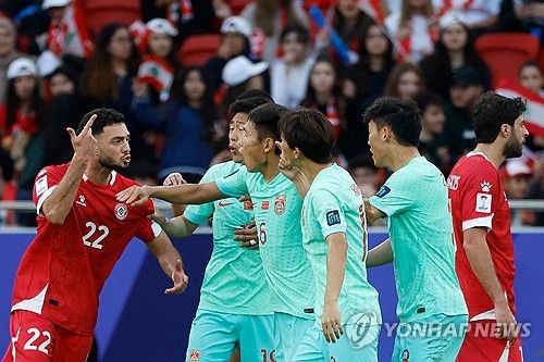 레바논 수비수 칼릴 카미스가 17일 열린 중국과의 2023 AFC 아시안컵 조별리그 2차전에서 중국 미드필더 다이와이준과 경합 도중 스터드로 얼굴을 쳤다. 영국 언론들도 해당 장면을 주목하며 고형진 주심의 판정에 의문을 표하는 팬들의 반응을 공개했다. 연합뉴스