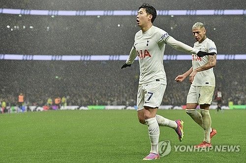 대한민국 축구 국가대표팀 주장 손흥민이 중국 스포츠 전문지에서 아시아 최고 선수에게 수여하는 아시아 골든 글로브 어워즈를 7년 연속으로 수상했다. 손흥민의 소속팀 토트넘 홋스퍼도 공식 홈페이지를 통해 손흥민의 수상을 축하했다. 연합뉴스