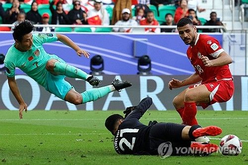 레바논 수비수 칼릴 카미스가 17일 열린 중국과의 2023 AFC 아시안컵 조별리그 2차전에서 중국 미드필더 다이와이준과 경합 도중 스터드로 얼굴을 쳤다. 영국 언론들도 해당 장면을 주목하며 고형진 주심의 판정에 의문을 표하는 팬들의 반응을 공개했다. 연합뉴스