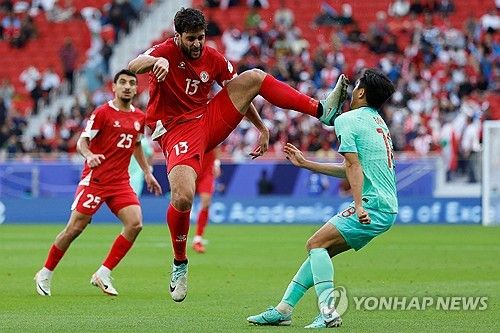레바논 수비수 칼릴 카미스가 17일 열린 중국과의 2023 AFC 아시안컵 조별리그 2차전에서 중국 미드필더 다이와이준과 경합 도중 스터드로 얼굴을 쳤다. 영국 언론들도 해당 장면을 주목하며 고형진 주심의 판정에 의문을 표하는 팬들의 반응을 공개했다. 연합뉴스