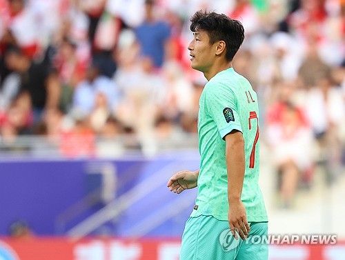 레바논 수비수 칼릴 카미스가 17일 열린 중국과의 2023 AFC 아시안컵 조별리그 2차전에서 중국 미드필더 다이와이준과 경합 도중 스터드로 얼굴을 쳤다. 영국 언론들도 해당 장면을 주목하며 고형진 주심의 판정에 의문을 표하는 팬들의 반응을 공개했다. 연합뉴스