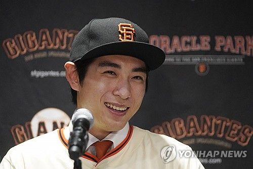 지난해 12월 미국 메이저리그 샌프란시스코 자이언츠 입단식에 참석했던 이정후. 연합뉴스