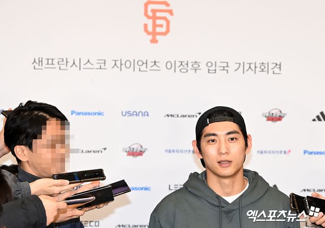 지난해 12월 샌프란시스코 자이언츠와 계약을 마친 뒤 귀국 인터뷰를 하고 있는 이정후. 엑스포츠뉴스 DB