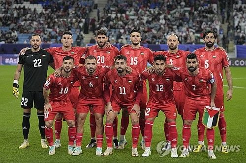 과거 한국 축구대표팀을 이끌었던 파울루 벤투 현 UAE 감독이 19일 열린 팔레스타인과의 2023 AFC 아시안컵 조별리그 2차전에서 퇴장을 당했다. 이번 대회에서 퇴장당한 감독은 벤투 감독이 처음이다. 사진 연합뉴스