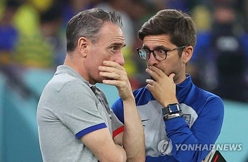 과거 한국 축구대표팀을 이끌었던 파울루 벤투 현 UAE 감독이 19일 열린 팔레스타인과의 2023 AFC 아시안컵 조별리그 2차전에서 퇴장을 당했다. 이번 대회에서 퇴장당한 감독은 벤투 감독이 처음이다. 사진 연합뉴스