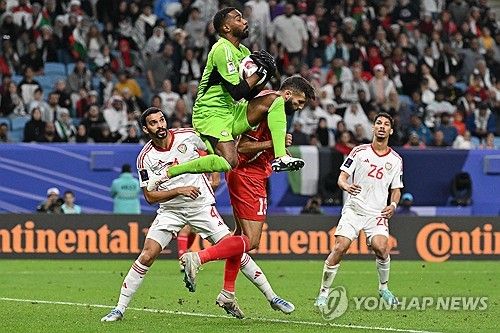 과거 한국 축구대표팀을 이끌었던 파울루 벤투 현 UAE 감독이 19일 열린 팔레스타인과의 2023 AFC 아시안컵 조별리그 2차전에서 퇴장을 당했다. 이번 대회에서 퇴장당한 감독은 벤투 감독이 처음이다. 사진 연합뉴스