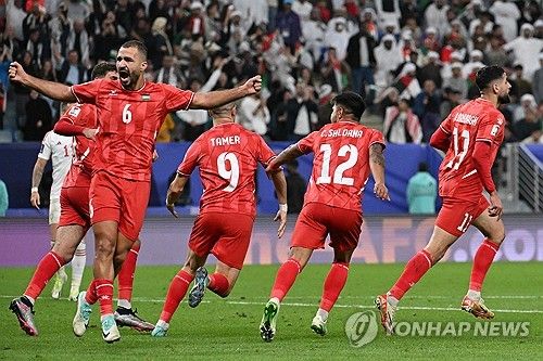과거 한국 축구대표팀을 이끌었던 파울루 벤투 현 UAE 감독이 19일 열린 팔레스타인과의 2023 AFC 아시안컵 조별리그 2차전에서 퇴장을 당했다. 이번 대회에서 퇴장당한 감독은 벤투 감독이 처음이다. 사진 연합뉴스