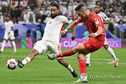과거 한국 축구대표팀을 이끌었던 파울루 벤투 현 UAE 감독이 19일 열린 팔레스타인과의 2023 AFC 아시안컵 조별리그 2차전에서 퇴장을 당했다. 이번 대회에서 퇴장당한 감독은 벤투 감독이 처음이다. 사진 연합뉴스