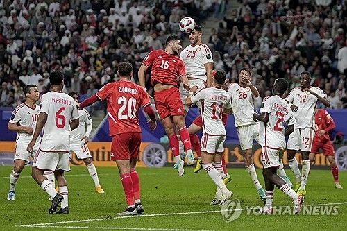 과거 한국 축구대표팀을 이끌었던 파울루 벤투 현 UAE 감독이 19일 열린 팔레스타인과의 2023 AFC 아시안컵 조별리그 2차전에서 퇴장을 당했다. 이번 대회에서 퇴장당한 감독은 벤투 감독이 처음이다. 사진 연합뉴스