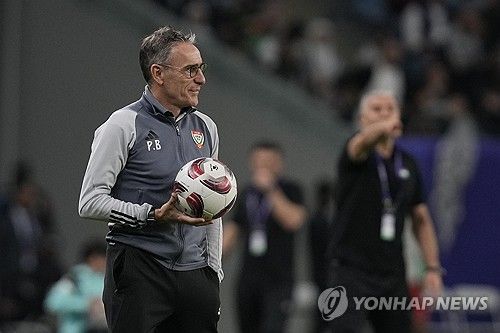 과거 한국 축구대표팀을 이끌었던 파울루 벤투 현 UAE 감독이 19일 열린 팔레스타인과의 2023 AFC 아시안컵 조별리그 2차전에서 퇴장을 당했다. 이번 대회에서 퇴장당한 감독은 벤투 감독이 처음이다. 사진 연합뉴스