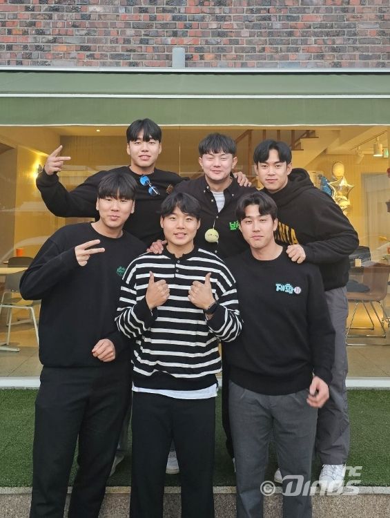 지난 7일 일일 카페 행사 종료 후 기념 사진을 촬영한 NC 신용석, 최보성, 박주찬, 천재환, 김수윤, 김태현(왼쪽 위부터 시계방향으로). NC 다이노스 제공