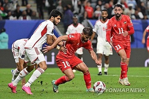과거 한국 축구대표팀을 이끌었던 파울루 벤투 현 UAE 감독이 19일 열린 팔레스타인과의 2023 AFC 아시안컵 조별리그 2차전에서 퇴장을 당했다. 이번 대회에서 퇴장당한 감독은 벤투 감독이 처음이다. 사진 연합뉴스