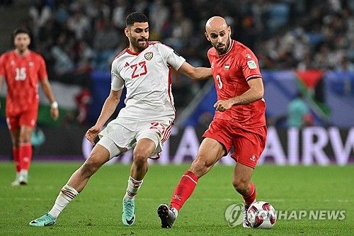 과거 한국 축구대표팀을 이끌었던 파울루 벤투 현 UAE 감독이 19일 열린 팔레스타인과의 2023 AFC 아시안컵 조별리그 2차전에서 퇴장을 당했다. 이번 대회에서 퇴장당한 감독은 벤투 감독이 처음이다. 사진 연합뉴스
