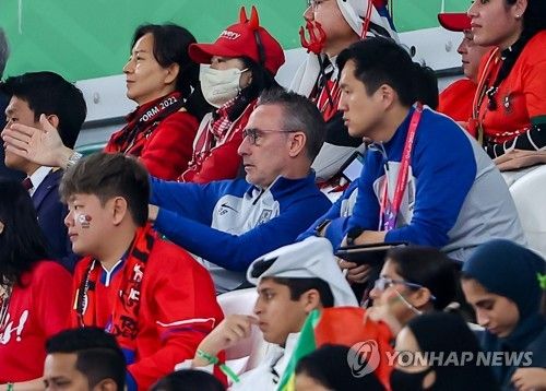 과거 한국 축구대표팀을 이끌었던 파울루 벤투 현 UAE 감독이 19일 열린 팔레스타인과의 2023 AFC 아시안컵 조별리그 2차전에서 퇴장을 당했다. 이번 대회에서 퇴장당한 감독은 벤투 감독이 처음이다. 사진 연합뉴스