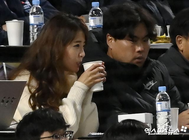 13일 오후 서울 송파구 잠실야구장에서 열린 2023 신한은행 SOL KBO 포스트시즌 KT 위즈와 LG 트윈스의 한국시리즈 5차전 경기, 류현진 배지현 부부가 야구장을 찾아 경기를 관람하고 있다. 엑스포츠뉴스 DB.