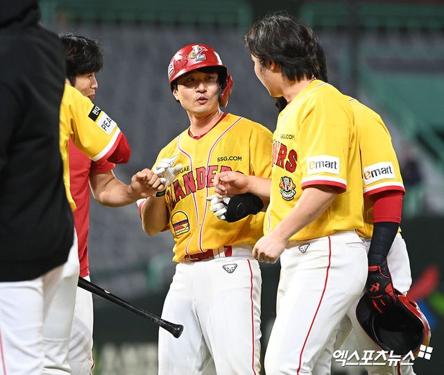 2일 오후 인천SSG랜더스필드에서 열린 2023 신한은행 SOL KBO리그 키움 히어로즈와 SSG 랜더스의 경기, SSG가 김성현의 끝내기 안타에 힘입어 키움에 3-2 역전승을 거뒀다. 엑스포츠뉴스 DB.