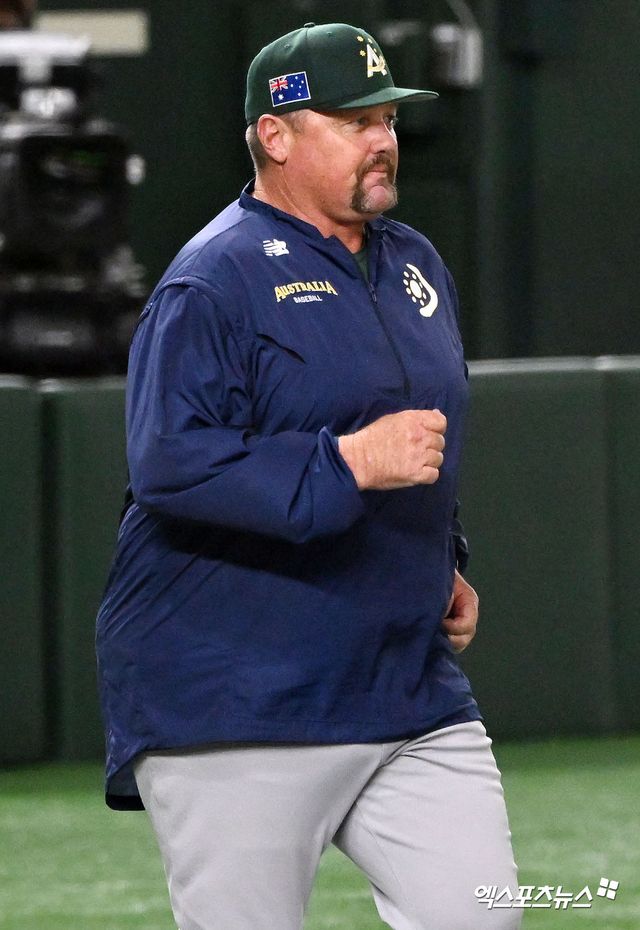 8일 오후 일본 도쿄돔에서 2023 월드베이스볼클래식 호주 대표팀 공식 훈련이 진행됐다. 호주 데이브 닐슨 감독이 훈련을 지켜보고 있다. 엑스포츠뉴스 DB.