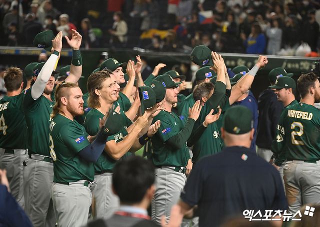 13일 오후 일본 도쿄돔에서 열린 2023 월드베이스볼클래식 B조 호주와 체코의 경기, 호주가 체코에 8:3 승리하며 8강 진출을 확정지었다. 경기종료 후 호주 선수들이 기뻐하고 있다. 엑스포츠뉴스 DB.