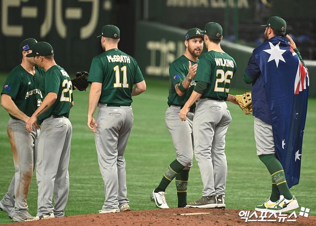 13일 오후 일본 도쿄돔에서 열린 2023 월드베이스볼클래식 B조 호주와 체코의 경기, 호주가 체코에 8-3 승리하며 8강 진출을 확정지었다. 경기종료 후 호주 선수들이 기뻐하고 있다. 엑스포츠뉴스 DB.