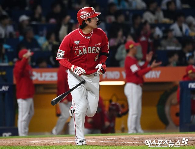 25일 오후 경상남도 창원NC파크에서 열린 2023 신한은행 SOL KBO 포스트시즌 SSG 랜더스와 NC 다이노스의 준플레이오프 3차전 경기, 2회초 2사 만루 SSG 최정이 만루 홈런을 날리고 있다. 엑스포츠뉴스 DB.