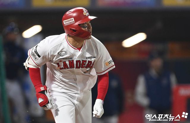 23일 오후 인천SSG랜더스필드에서 열린 2023 신한은행 SOL KBO 포스트시즌 NC 다이노스와 SSG 랜더스의 준플레이오프 2차전 경기, 6회말 1사 SSG 한유섬이 NC 이재학 상대로 솔로 홈런을 때려내고 있다. 엑스포츠뉴스 DB.