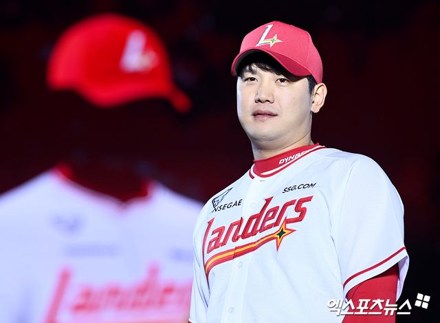 21일 오후 인천 송도컨벤시아에서 2024 SSG랜더스 팬 페스티벌이 열렸다. SSG 서진용이 새 BI가 적용된 유니폼을 소개하고 있다. 인천, 고아라 기자