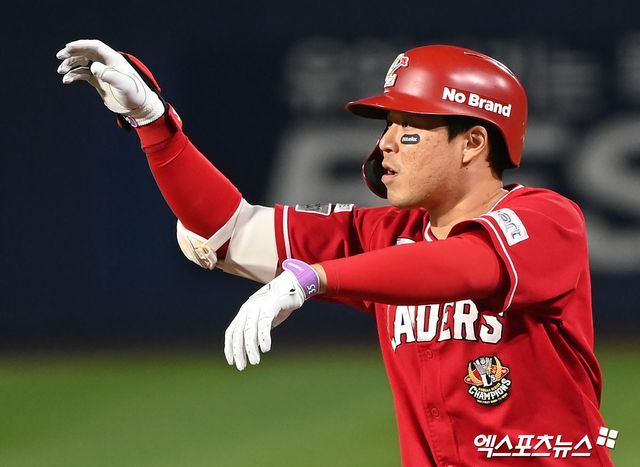 25일 오후 경상남도 창원NC파크에서 열린 2023 신한은행 SOL KBO 포스트시즌 SSG 랜더스와 NC 다이노스의 준플레이오프 3차전 경기, 1회초 2사 1루 SSG 한유섬이 우중간 안타를 날린 후 세리머니를 하고 있다. 엑스포츠뉴스 DB.