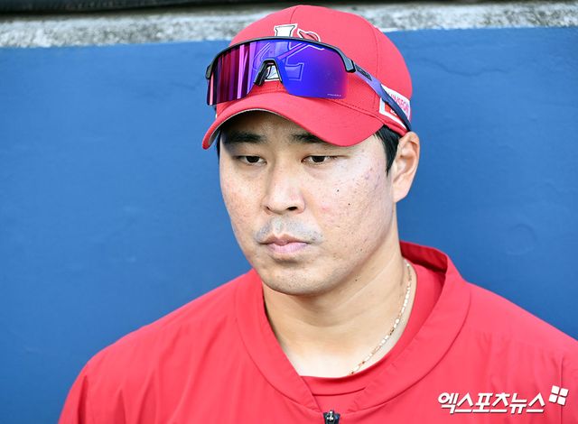 25일 오후 경상남도 창원NC파크에서 열리는 2023 신한은행 SOL KBO 포스트시즌 SSG 랜더스와 NC 다이노스의 준플레이오프 3차전 경기, SSG 한유섬이 취재진과 대화를 나누고 있다. 엑스포츠뉴스 DB.