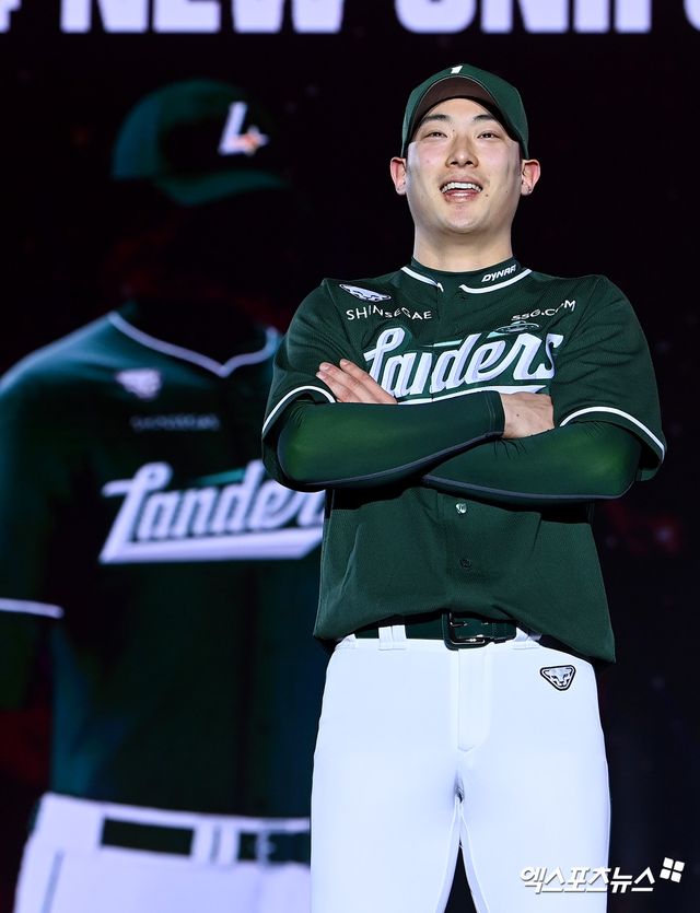 21일 오후 인천 송도컨벤시아에서 2024 SSG랜더스 팬 페스티벌이 열렸다. SSG 최지훈이 새 BI가 적용된 유니폼을 소개하고 있다. 엑스포츠뉴스 DB.