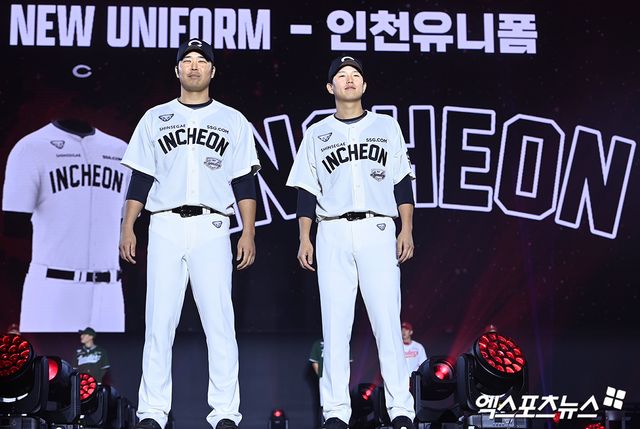 (엑스포츠뉴스 송도, 고아라 기자) 21일 오후 인천 송도컨벤시아에서 2024 SSG랜더스 팬 페스티벌이 열렸다. SSG 한유섬, 조형우가 새 BI가 적용된 유니폼을 소개하고 있다. 인천, 고아라 기자